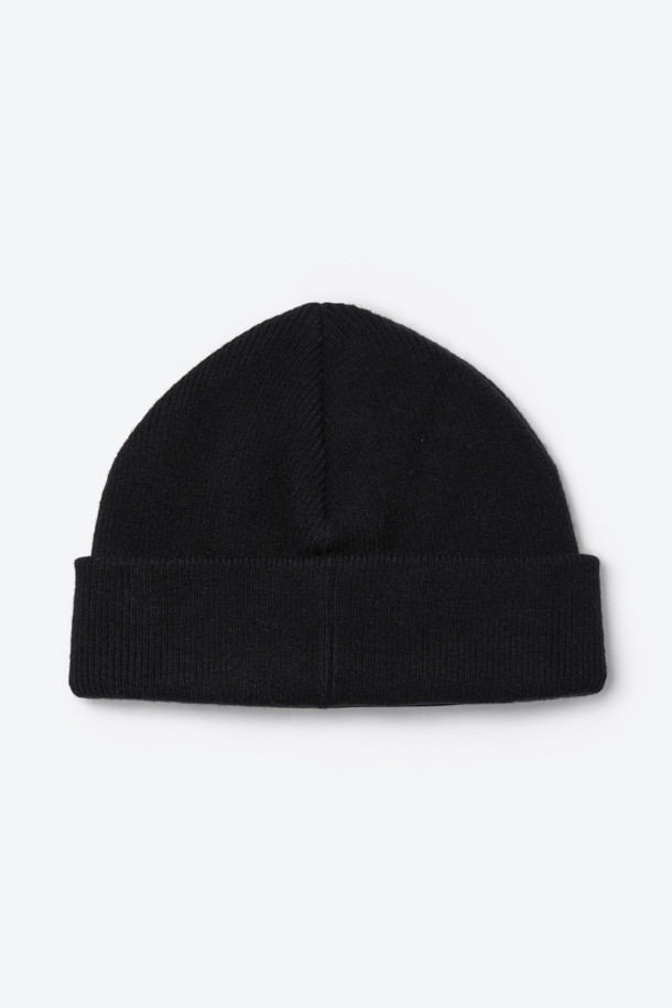 블랙 컬러의 디테처블 바라클라바 비니입니다. 아웃도어 및 방한 용도로 제작되었으며, 겨울철 따뜻함을 선사합니다. 아크릴, 폴리에스터, 울 혼방 소재로 부드러운 촉감을 자랑하며, 두꺼운 두께감으로 보온성을 높였습니다. 3-WAY 연출이 가능하여 바라클라바, 비니, 넥워머로 변형하여 활용할 수 있으며, 넥 후면 지퍼 분리 구조로 편리함을 더했습니다. 등산룩, 캠핑룩, 캐주얼, 고프코어, 미니멀 스타일 모두에 잘 어울립니다.
