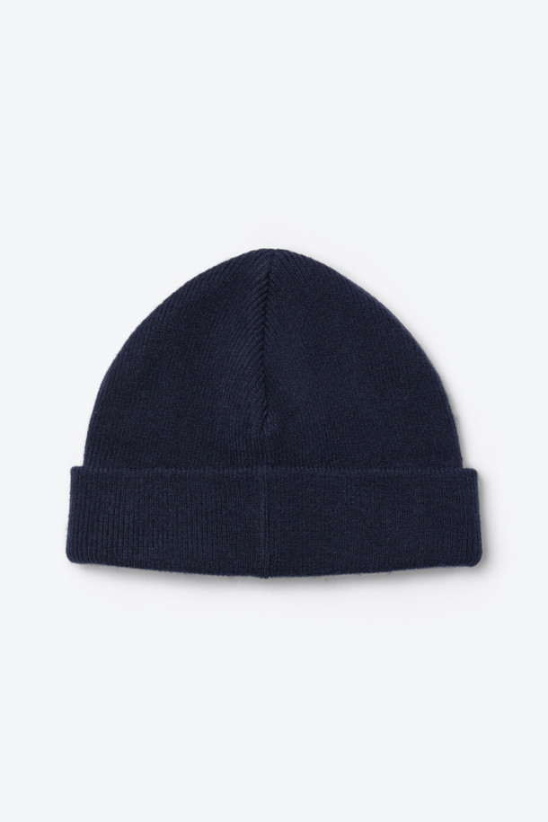 네이비 컬러의 디테처블 바라클라바 비니는 겨울철 아웃도어 활동과 방한을 위한 필수템입니다. 아크릴, 폴리에스터, 울 소재 혼방으로 제작되어 부드러운 촉감과 뛰어난 보온성을 제공합니다. 지퍼 분리형 구조로 바라클라바, 비니, 넥워머 3-WAY 연출이 가능하여 다양한 스타일을 연출할 수 있습니다. 두꺼운 두께감으로 추운 날씨에도 따뜻하게 착용할 수 있으며, 캐주얼, 고프코어, 미니멀 룩에 모두 잘 어울립니다. 겨울 데일리룩, 등산룩, 캠핑룩과 함께 스타일리시하게 연출해보세요.
