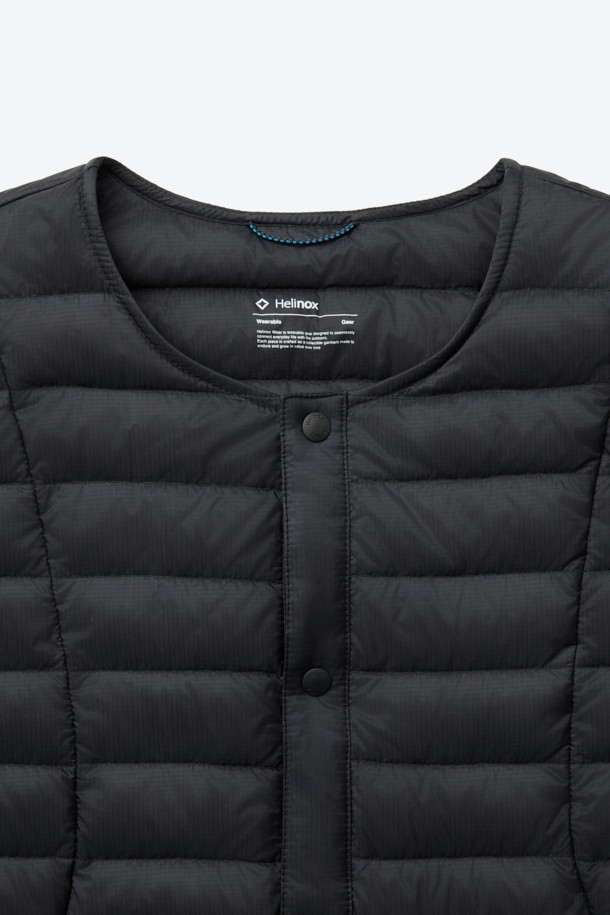 가을, 겨울 시즌 활용도가 높은 디테처블 미드레이어 경량 다운 재킷입니다. 블랙 색상의 무지 디자인으로 미니멀하고 스포티한 스타일을 연출하며, 일상 및 아웃도어 활동에 적합합니다. 가볍고 부드러운 나일론 소재와 얇은 두께감으로 편안한 착용감을 선사합니다. 소매 탈부착이 가능하며, 800 필파워 구스다운, 발수 가공, RDS 인증, 포터블백 수납 기능으로 휴대성과 보온성을 높였습니다. 여행룩, 출근룩 등 다양한 TPO에 미니멀, 스포티, 클래식 스타일로 매치하여 활용해보세요.
