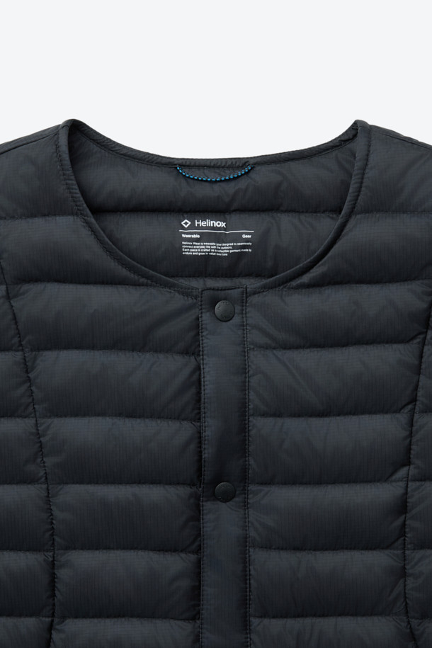 가볍고 따뜻한 탈부착 미드레이어 경량 다운 재킷입니다. 800 필파워 구스다운 충전재와 발수가공 처리를 하여 가을, 겨울철에도 쾌적하게 착용 가능합니다. RDS 인증을 받은 윤리적인 다운을 사용했으며, 포터블 백에 넣어 간편하게 휴대할 수 있습니다. 미니멀하고 스포티한 디자인으로 일상, 아웃도어, 여행 등 다양한 TPO에 활용 가능합니다. 블랙 컬러의 무지 스타일로 어떤 스타일에도 쉽게 매치할 수 있는 활용도 높은 아이템입니다.
