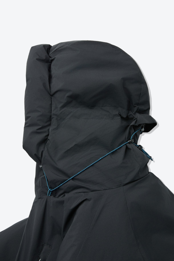 논퀼팅 헤비 다운자켓은 겨울철 일상 및 아웃도어 활동에 적합한 남녀 공용 다운자켓입니다. 미니멀한 스타일의 무지 디자인으로, 800 필파워 구스다운과 20데니어 2레이어 나일론 원단을 사용하여 두꺼운 두께감으로 뛰어난 보온성을 제공합니다. 논퀼팅 디자인과 발수, 방풍 기능을 갖춰 추운 날씨에도 쾌적하게 착용 가능하며, RDS 인증을 받아 윤리적인 소비를 지향합니다. 레귤러핏으로 편안한 착용감을 선사하며, 겨울 데일리룩, 여행룩에 미니멀, 클래식, 캐주얼 스타일을 더해줍니다.
