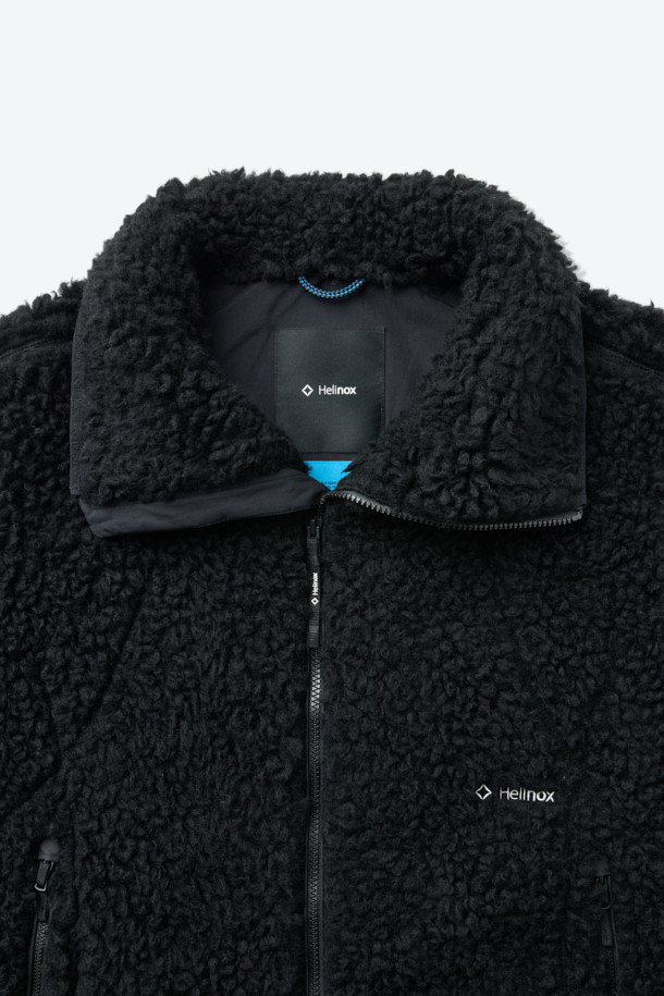 미니멀한 디자인과 뛰어난 보온성을 자랑하는 울 플리스 재킷입니다. 부드러운 촉감의 울 플리스 소재로 제작되어 가을, 겨울철 일상 및 아웃도어 활동에 적합합니다. 하이넥 디자인과 2WAY 지퍼 여밈으로 실용성을 더했으며, 이클립스 로고 모티브와 우븐 하단 디테일이 세련된 포인트를 더합니다. 레귤러핏으로 제작되어 편안한 착용감을 선사하며, 셋업 스타일링도 가능하여 출근룩과 캠핑룩 등 다양한 TPO에 활용할 수 있습니다. 땀 냄새 억제, 습도 조절 기능으로 쾌적한 착용감을 유지합니다.
