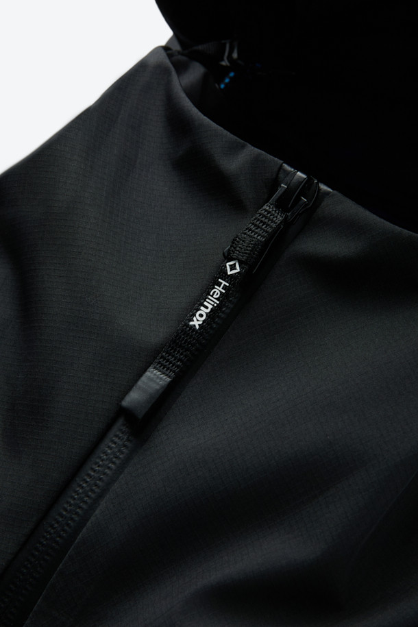 3L 하드쉘 재킷은 아웃도어 활동, 하이킹, 등산에 적합한 남녀 공용 방수/방풍 재킷입니다. 미니멀하고 스포티한 스타일의 블랙 색상 무지 디자인으로, 겨울철 두꺼운 두께감으로 보온성을 높였습니다. 3레이어 구조, 내수압 20,000mm, 투습 기능, 에어쉴드 후드, 사이드 벤틸레이션을 갖춰 쾌적한 착용감을 제공합니다. YKK 방수 지퍼와 이중 포켓으로 실용성을 더했으며, 레귤러 핏과 긴 소매 기장으로 활동성을 높였습니다. 등산룩, 캠핑룩 등 다양한 TPO에 활용 가능합니다.
