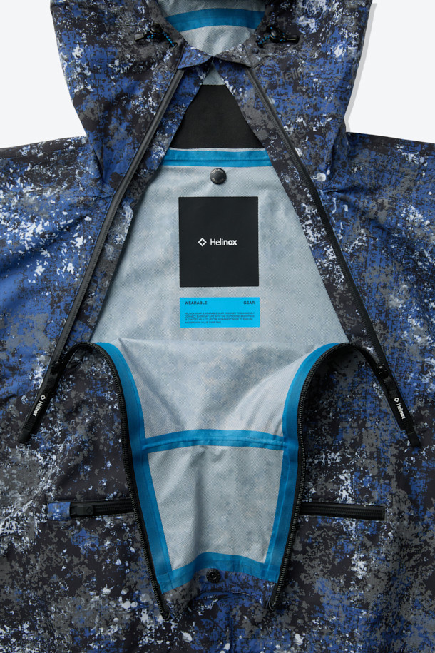 리플렉티브 2.5L 듀얼판초는 하이킹, 캠핑, 트레킹, 백패킹 등 다양한 아웃도어 활동에 적합한 판초입니다. 블루, 네이비 두 가지 색상으로 제공되며, 봄, 여름, 가을 계절에 착용하기 좋습니다. 얇고 가벼운 2.5L 멤브레인 소재에, 방수, 투습, 발수 기능을 갖춰 쾌적한 착용감을 제공합니다. 롱 기장에 오버핏 또는 루즈핏으로 편안하게 착용 가능하며, 지퍼형과 스냅 여밈 방식으로 편리합니다. 반사 기능을 갖춘 리플렉티브 디자인으로 야간 활동 시 안전성을 높였으며, 타프 형태로 변형하여 활용할 수도 있습니다.
