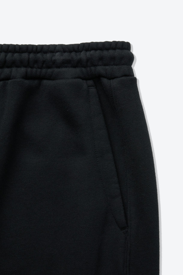 **스웨트 커브드 팬츠**는 미니멀하고 스포티한 스타일을 연출하는 데 적합한 남녀 공용 스웨트 팬츠입니다. 블랙 컬러의 무지 디자인으로 어떤 상의에도 쉽게 매치할 수 있으며, 두꺼운 면 소재로 제작되어 부드러운 촉감을 선사합니다. 허리 및 밑단 스트링, 절개 디테일, 이클립스 형상화 디자인이 돋보이며, 커브드 핏과 조거핏으로 편안하면서도 세련된 핏을 제공합니다. 집콕룩, 산책룩, 여행룩 등 다양한 TPO에 활용 가능하며, 봄, 가을 시즌에 활용하기 좋습니다.
