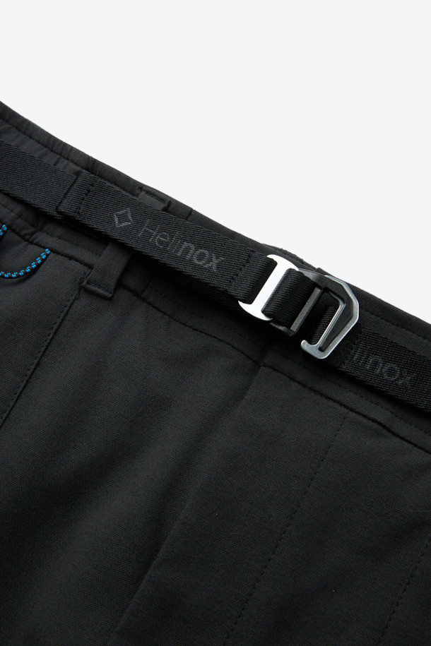 입체 하이커 팬츠는 남녀 공용으로, 블랙 색상의 사계절용 긴 바지입니다. 면과 스판덱스 혼방 소재로 제작되어 부드러운 촉감과 편안한 착용감을 제공하며, 레귤러핏으로 다양한 체형에 잘 어울립니다. 아웃도어 및 캐주얼 스타일을 연출하기 좋으며, 하이킹, 트레킹, 캠핑, 일상생활 등 다용도로 활용 가능합니다. 허리 인서트 벨트와 퀵릴리즈 버클 시스템, 카고 포켓을 갖춰 실용성을 높였으며, 무릎 활동성을 고려한 입체 설계로 활동성을 극대화했습니다.
