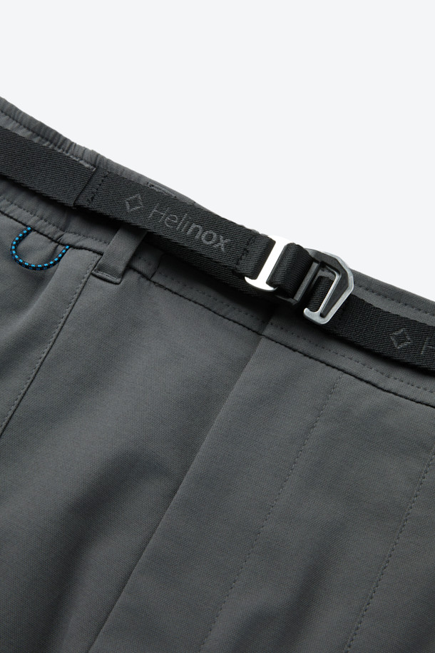 입체 하이커 팬츠는 하이킹, 캠핑, 일상에서의 활동성을 높여주는 바지입니다. 부드러운 면과 스판덱스 혼방 소재로 제작되어 편안한 착용감을 제공하며, 레귤러 핏으로 안정적인 실루엣을 연출합니다. 입체 설계 및 무릎 활동성을 고려한 패턴, 허리 인서트 벨트 시스템과 퀵릴리즈 버클, 사선 구조 카고 포켓 등 아웃도어 활동에 적합한 기능성을 갖추었습니다. 캐주얼, 고프코어, 미니멀 스타일을 모두 소화할 수 있는 그레이 색상의 긴 바지로, 캠핑룩, 등산룩, 여행룩에 활용하기 좋습니다.
