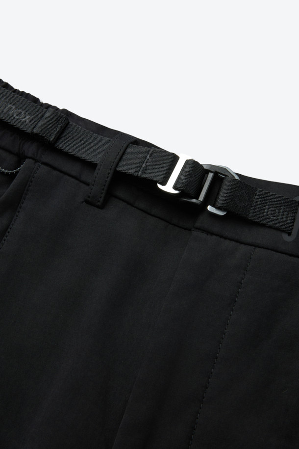 간절기부터 초여름까지 활용하기 좋은 코튼 혼방 루즈 핏 캠프 카고 팬츠입니다. 블랙 컬러에 면, 폴리에스테르, 나일론 혼방 소재로 제작되어 부드러운 촉감을 선사합니다. 넉넉한 루즈 핏으로 편안함을 강조했으며, 디본딩 처리된 소재와 카고 포켓 디테일이 돋보입니다. 퀵 릴리즈 허리 인서트 벨트와 사이즈 조절 기능으로 활동성을 높였으며, 여행룩, 캠핑룩, 등산룩 등 다양한 TPO에 캐주얼, 워크웨어, 고프코어 스타일로 연출하기 좋습니다.
