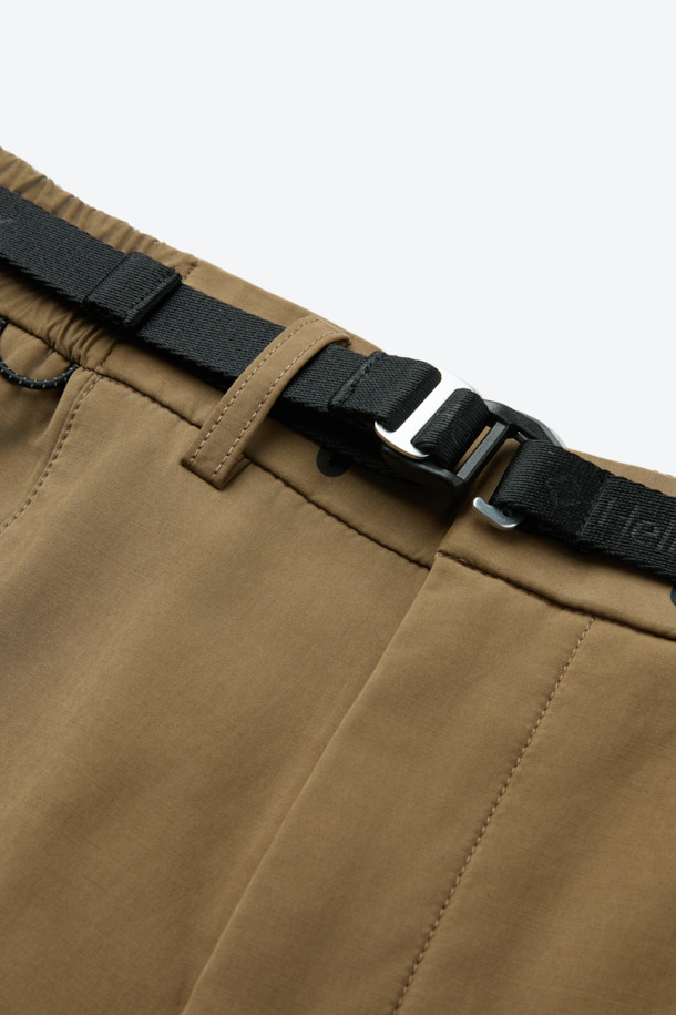 부드러운 촉감이 돋보이는 코튼 혼방 루즈 핏 캠프 카고 팬츠입니다. 간절기에 적합하며, 캐주얼, 미니멀, 워크웨어 스타일을 모두 아우르는 디자인입니다. 브라운 컬러의 무지 디자인으로, 여행룩이나 캠핑룩에 활용하기 좋습니다. 디본딩 소재와 카고 포켓 디테일이 특징이며, 퀵 릴리즈 허리 인서트 벨트와 사이즈 조절 기능으로 편안한 착용감을 선사합니다. 면, 폴리에스터, 나일론 혼방 소재로 제작되어 튼튼하며, 루즈 핏으로 편안하게 활동할 수 있습니다.
