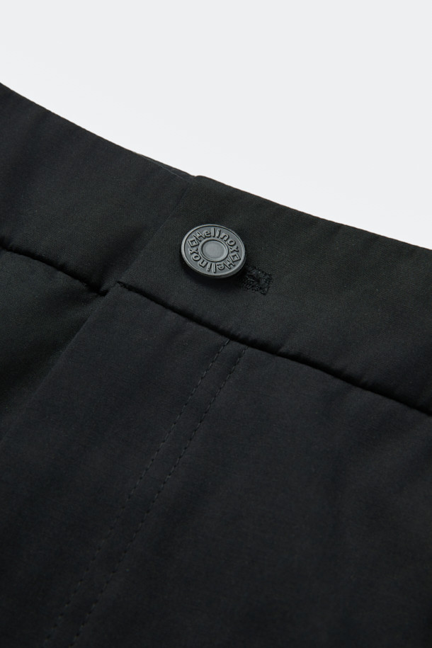 "트랜스폼 듀얼 팬츠"는 간절기에 적합한 남녀 공용 슬림핏 긴바지입니다. 블랙 색상으로, 하이킹, 캠핑, 일상생활 등 다양한 용도로 활용 가능합니다. 면, 폴리에스테르, 나일론 혼방의 두꺼운 소재를 사용하여 내구성을 높였으며, 벤틸레이션 메쉬 패널과 2WAY 사이드 지퍼, 모듈형 구조, 디본딩 원단 등의 특징으로 기능성을 더했습니다. 스포티, 캐주얼, 고프코어 스타일을 모두 소화하며, 캠핑룩, 등산룩, 여행룩에 매치하기 좋습니다. 통기, 사이즈 조절, 환기 기능으로 쾌적한 착용감을 제공합니다.
