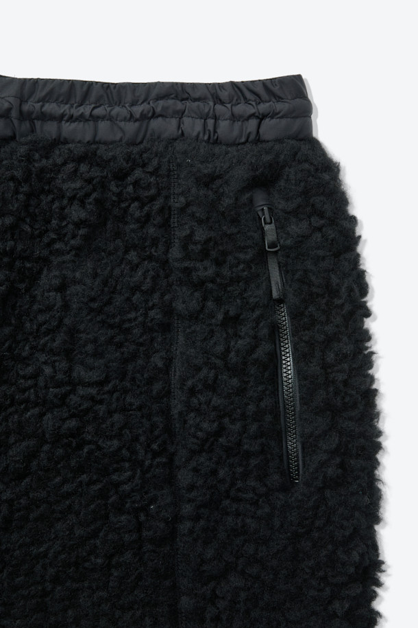 이탈리아 프리미엄 원단과 울 35% 혼방으로 제작되어 부드러운 촉감과 뛰어난 보온성을 자랑하는 울 플리스 팬츠입니다. 일상, 아웃도어 활동은 물론, 출근룩과 캠핑룩에도 잘 어울리는 캐주얼, 미니멀, 클래식 스타일의 제품입니다. 두꺼운 두께감으로 가을, 겨울 시즌에 따뜻하게 착용할 수 있으며, 땀 냄새 억제 및 습도 조절 기능으로 쾌적함을 유지합니다. 이클립스 로고 모티브의 절개 라인이 돋보이는 세미-테크니컬 디자인으로, 밴딩 처리되어 편안한 착용감을 제공합니다. 블랙 컬러의 무지 디자인으로 어떤 상의와도 쉽게 매치하여 다양한 스타일을 연출할 수 있습니다.
