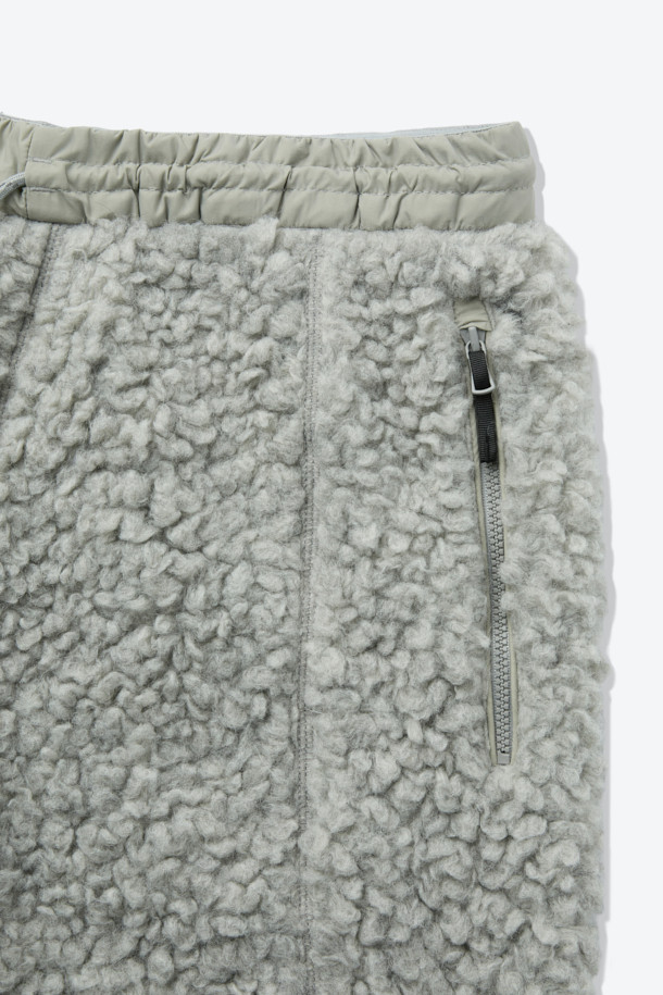 이탈리아 프리미엄 원단으로 제작된 울 플리스 팬츠입니다. 울 35% 함유로 부드러운 촉감과 따뜻함을 선사하며, 가을과 겨울철 일상 및 아웃도어 활동에 적합합니다. 루즈핏 디자인으로 편안한 착용감을 제공하며, 이클립스 형상화 절개 라인으로 스포티하면서도 캐주얼한 스타일을 연출합니다. 땀 냄새 억제 기능과 습도 조절 기능은 쾌적함을 유지해주며, 밴딩 처리로 활동성을 높였습니다. 출근룩부터 캠핑룩까지, 다채로운 스타일을 소화하는 울 플리스 팬츠를 만나보세요.
