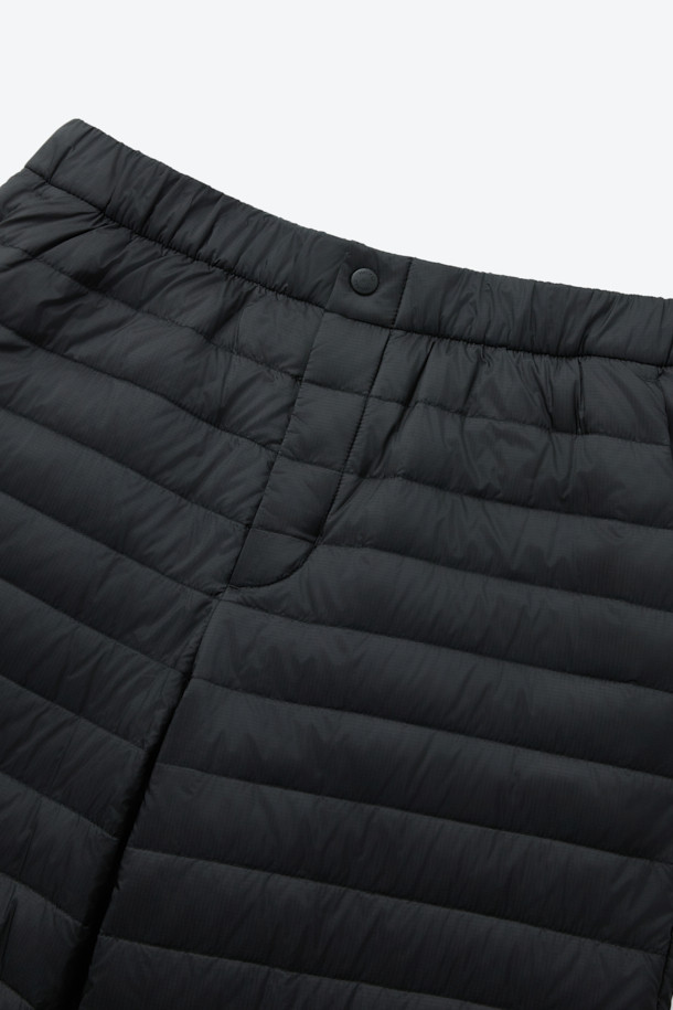 겨울철 야외 활동과 일상에서 활용하기 좋은 디테처블 구스 다운팬츠입니다. 800 필파워 유러피안 구스다운 안감과 10데니어 립스탑 나일론 겉감으로 뛰어난 보온성과 가벼운 착용감을 제공합니다. 레귤러핏으로 제작되어 편안한 활동성을 보장하며, 발수 기능으로 눈이나 가벼운 비에도 끄떡없습니다. 디테처블 디자인으로 상황에 따라 하프 팬츠 또는 긴 바지로 연출 가능하며, 포터블백이 함께 제공되어 휴대와 보관이 용이합니다. 스포티, 캐주얼, 고프코어 스타일을 모두 소화하며 캠핑, 여행, 등산 등 다양한 TPO에 적합합니다.
