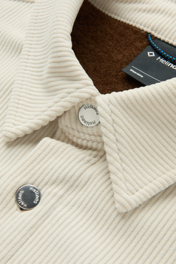 따뜻하고 포근한 겨울을 위한 코듀로이 셔츠입니다. 베이지와 아이보리 두 가지 색상으로 출시되어 어떤 스타일에도 매치하기 용이합니다. 두꺼운 두께감의 코듀로이와 폴리에스테르 혼방 소재로 제작되어 보온성과 통기성을 동시에 갖췄으며, 안감은 OCTA 소재를 사용하여 쾌적한 착용감을 제공합니다. 루즈핏으로 편안한 착용감을 선사하며, 캠핑룩, 클래식, 미니멀, 캐주얼 등 다양한 스타일 연출에 활용할 수 있습니다. 아웃포켓 디테일과 빠른 건조 기능은 실용성을 더합니다.
