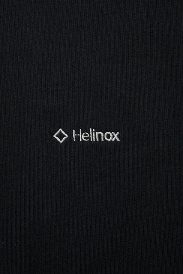 이클립스 로고 디자인이 돋보이는 블랙 컬러의 남녀 공용 스웨트 맨투맨입니다. 두꺼운 면 소재로 제작되어 보온성이 뛰어나 봄, 가을, 겨울 사계절 내내 활용 가능합니다. 레귤러 핏에 긴 소매, 라운드넥 디자인으로 캐주얼, 스포티, 미니멀 스타일을 모두 소화할 수 있습니다. 일상복뿐만 아니라 캠핑룩으로도 적합하며, 절개 디테일이 밋밋함을 덜어줍니다.
