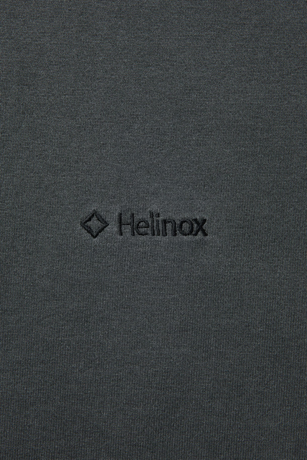 이클립스 로고 스웨트 맨투맨은 캐주얼, 미니멀, 클래식 스타일을 아우르는 공용 의류입니다. 차콜 그레이 색상의 레귤러핏 긴소매 맨투맨으로, 간절기와 겨울철에 적합하며 일상 및 캠핑룩에 활용하기 좋습니다. 면 소재로 제작되어 편안한 착용감을 선사하며, 라운드넥 디자인에 로고 패턴이 돋보입니다. 이클립스 로고 형상화 절개 라인과 소매 부리 디테일, 그리고 견고한 봉제 마감으로 완성도를 높였습니다. 사계절 활용 가능한 적당한 두께감으로 실용성을 더했습니다.
