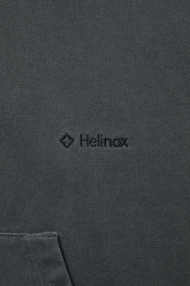 차콜 그레이 컬러의 피그먼트 로고 후디입니다. 부드러운 면 소재로 제작되어 편안한 착용감을 선사하며, 루즈핏 디자인으로 활동성을 높였습니다. 캠핑룩, 캐주얼, 고프코어, 미니멀 스타일 연출에 적합하며, 봄, 가을, 겨울철에 활용하기 좋습니다. 알루미늄 후드 스토퍼와 이클립스 절개 라인 디테일이 돋보이며, 팬츠와 셋업으로 트렌디하게 연출할 수 있습니다. 두꺼운 두께감으로 따뜻함을 더했습니다.
