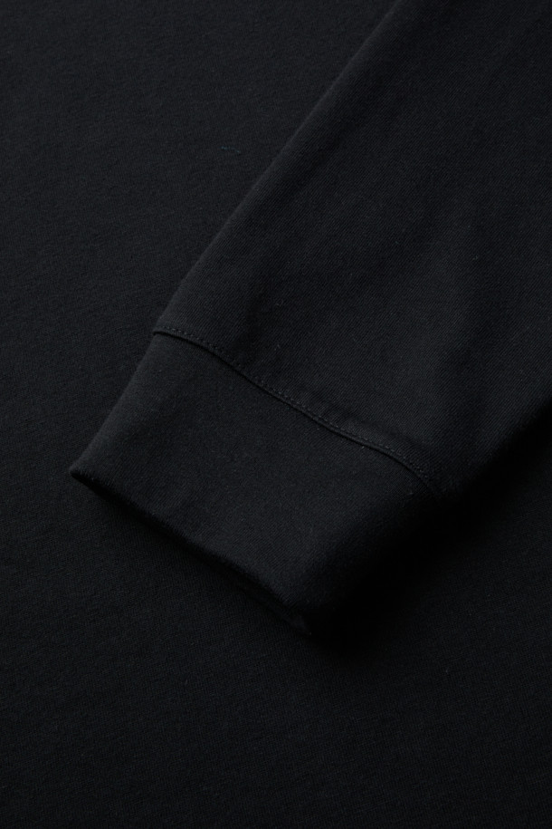 빅로고 긴팔 티셔츠는 베이직한 스타일의 블랙 컬러 긴팔 티셔츠입니다. 면과 폴리에스터 혼방 소재로 제작되어 흡습 및 속건 기능이 뛰어나 일상생활과 가을, 봄철 아웃도어 활동에 적합합니다. 라운드넥 디자인에 넥라인 요크테이프 보강, 시보리 소매 처리, 등판 빅 로고 디자인으로 포인트를 더했습니다. 캐주얼, 미니멀, 클래식 스타일을 즐겨 입는 분들께 산책룩, 가을 나들이룩으로 추천합니다. 베이직 핏으로 편안하게 착용할 수 있습니다.
