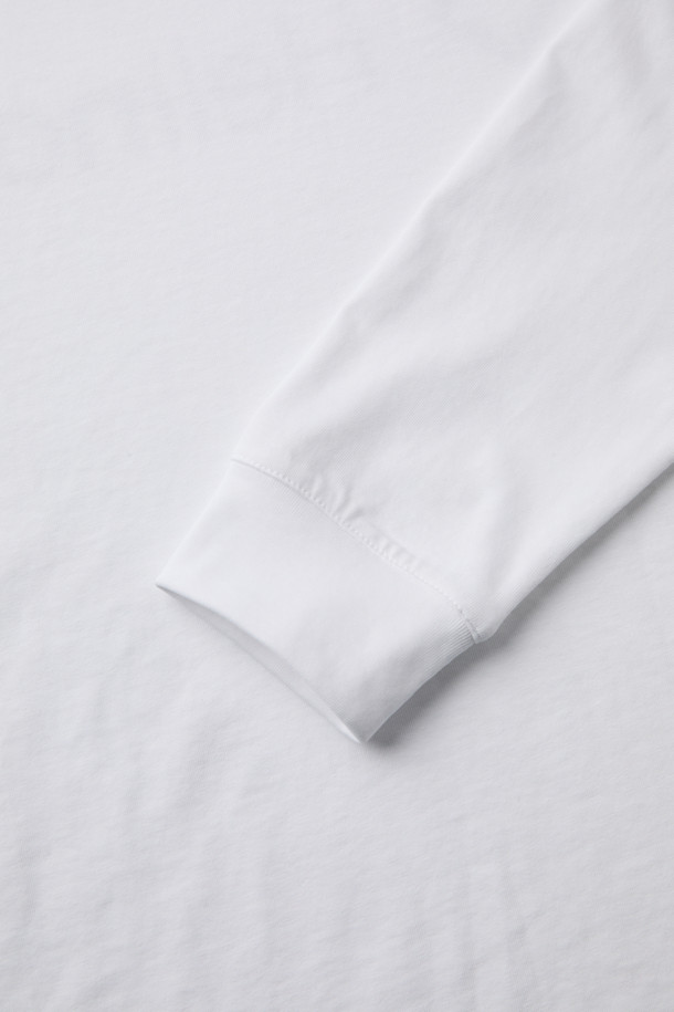 베이직한 스타일의 빅 로고 긴팔 티셔츠입니다. 면과 폴리에스테르 혼방 소재로 제작되어 흡습 및 속건 기능이 뛰어나 쾌적한 착용감을 제공합니다. 라운드넥 디자인에 넥라인 요크테이프 보강 및 시보리 소매 처리가 되어 있으며, 등판에 로고가 포인트로 디자인되었습니다. 봄, 가을 시즌에 일상, 아웃도어 활동은 물론 출근룩으로도 활용하기 좋은 캐주얼, 미니멀, 클래식 스타일의 아이템입니다.
