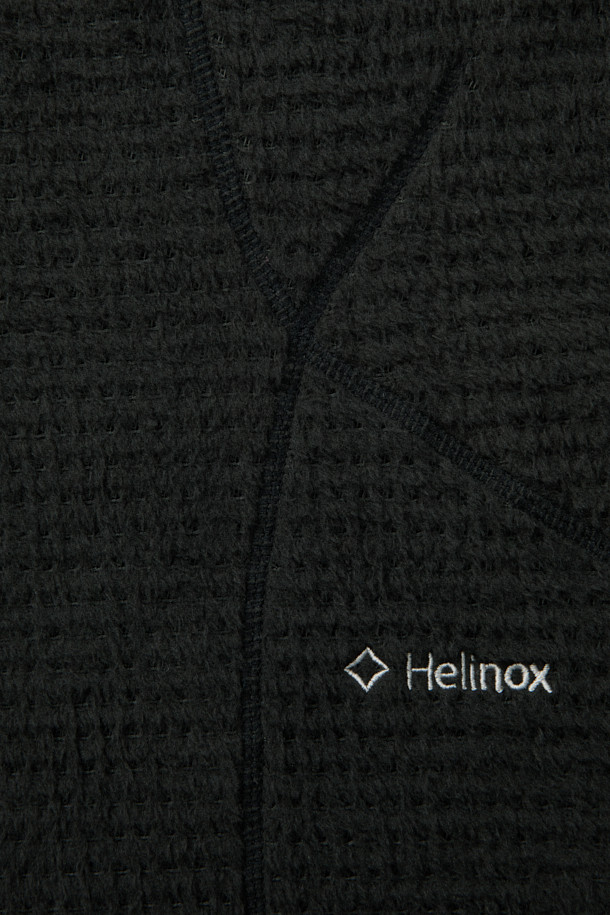 폴라텍 알파 다이렉트 후디는 아웃도어 및 등산 활동에 적합한 남녀 공용 상의입니다. 블랙 컬러의 무지 디자인으로 스포티하고 테크니컬한 스타일을 연출하며, 가을, 겨울 시즌에 착용하기 좋습니다. 폴라텍 알파 다이렉트 소재를 사용하여 보온, 투습, 경량, 통기성을 갖췄으며, 레귤러핏과 일체형 후드로 편안한 착용감을 제공합니다. Hand Loop 디테일, 이클립스 절개, 가이룹빠 봉제 등의 특징으로 기능성을 높였으며, 등산룩, 캠핑룩, 고프코어 및 미니멀 스타일 연출에 활용하기 좋습니다. 긴소매와 두꺼운 두께감으로 추운 날씨에도 따뜻하게 몸을 보호해 줍니다.
