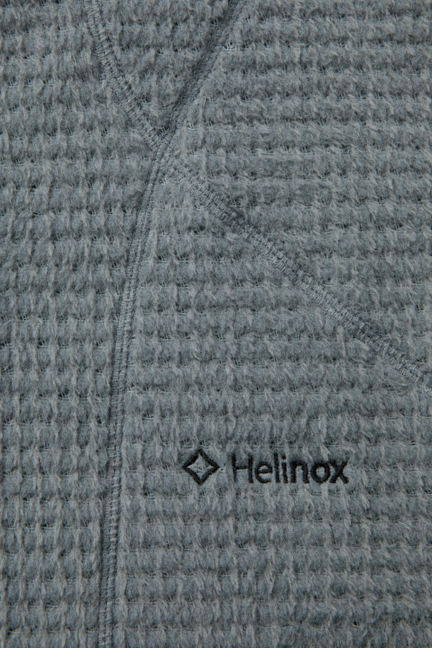 폴라텍 알파 다이렉트 후디는 아웃도어 활동과 등산에 적합한 남녀 공용 상의입니다. 두꺼운 두께감으로 겨울과 가을철 따뜻함을 제공하며, 부드러운 촉감의 폴라텍 알파 다이렉트 소재를 사용하여 편안한 착용감을 선사합니다. 통기성과 보온 기능이 뛰어나 활동적인 움직임에도 쾌적함을 유지하며, 레귤러핏과 일체형 후드 디자인으로 스포티하고 테크니컬한 스타일을 연출합니다. Hand Loop 디테일, 이클립스 절개 디자인, 가이룹빠 봉제 등의 특징으로 기능성과 디자인을 모두 갖춘 제품입니다.
