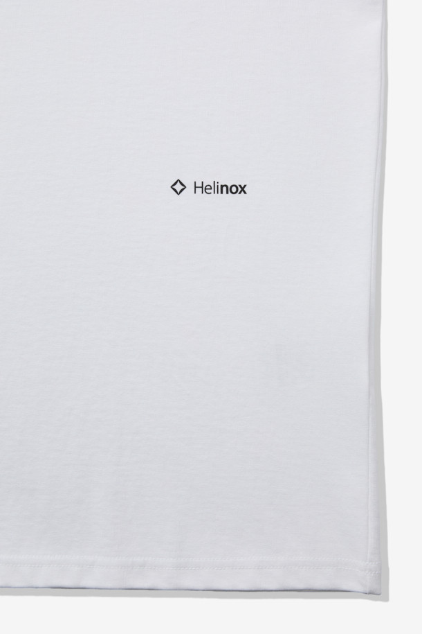 베이직한 디자인의 빅 로고 반팔 티셔츠입니다. 면과 폴리에스터 혼방 소재로 제작되어 부드러운 촉감과 흡습, 속건 기능을 제공하며 봄, 여름 시즌에 적합합니다. 라운드넥에 레귤러 기장으로 제작되었으며, 넥 라인 요크 테이프 보강으로 늘어짐을 방지하고 형태 유지력을 높였습니다. 등판에는 브랜드 로고 프린팅으로 포인트를 더했으며, 미니멀, 캐주얼, 클래식 스타일을 즐겨 입는 분들께 추천합니다. 여행룩, 산책룩 등 다양한 TPO에 활용 가능합니다.
