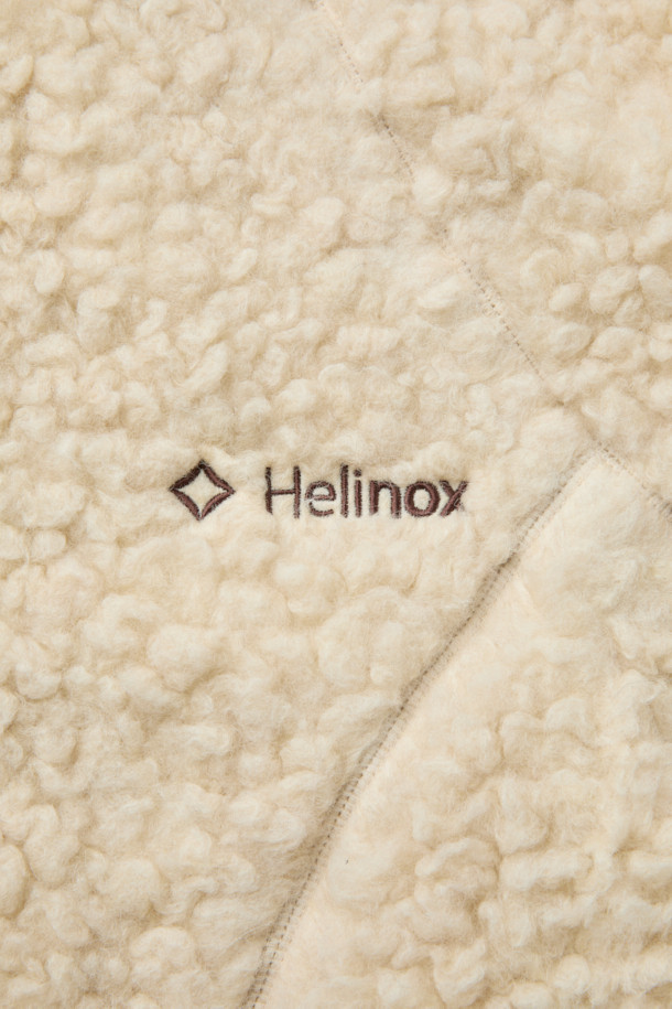 이탈리아 프리미엄 울 플리스 원단으로 제작된 울 플리스 베스트입니다. 아이보리와 베이지 두 가지 색상으로 출시되었으며, 캠핑, 아웃도어 활동은 물론 일상에서도 활용하기 좋습니다. 울 35% 혼방으로 보온성과 습도 조절 기능을 갖춰 가을, 겨울철 따뜻하게 착용할 수 있습니다. 하이넥 디자인과 레귤러핏으로 미니멀하고 캐주얼한 스타일을 연출하며, 이클립스 디테일 포켓과 곡선 절개 라인으로 디자인 포인트를 더했습니다. 집업 방식으로 간편하게 착용 가능하며, 부드러운 촉감과 소취 기능으로 쾌적함을 유지합니다.
