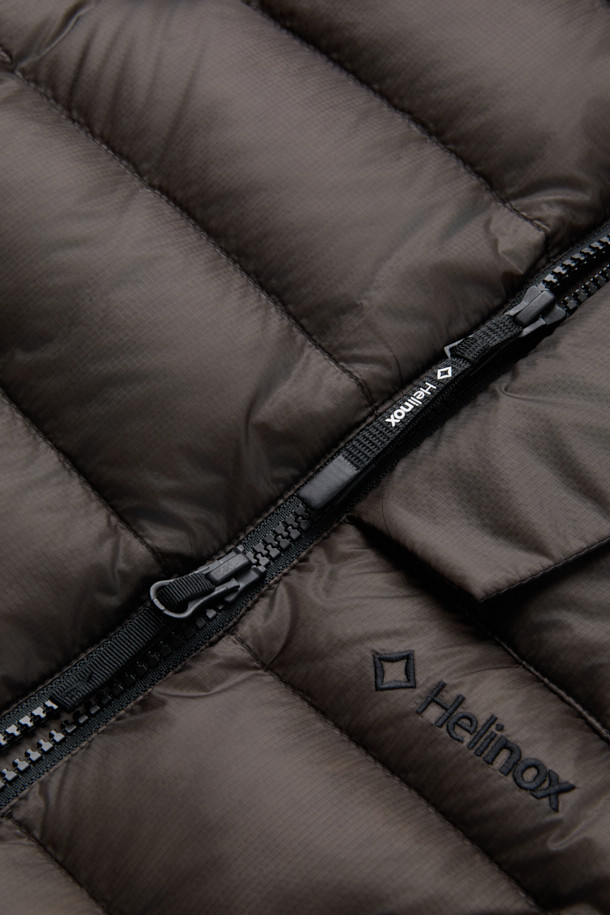 이클립스 팩 다운베스트는 가을, 겨울철 아웃도어 및 일상에서 활용하기 좋은 남녀 공용 다운 베스트입니다. 800 필파워 유러피안 구스 다운 충전재를 사용하여 가볍고 따뜻하며, 뛰어난 보온성과 방풍, 발수 기능을 제공합니다. 미니멀하고 스포티한 디자인에 무지 패턴의 블랙 컬러로, 여행, 캠핑, 등산 등 다양한 TPO에 활용하기 좋습니다. 레귤러핏으로 편안한 착용감을 선사하며, 비대칭형 지퍼와 포터블 백 구조, RDS 인증을 통해 기능성과 디자인을 모두 잡았습니다. 부드러운 나일론 소재로 제작되어 우수한 촉감을 느낄 수 있습니다.
