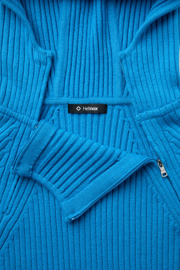 블루 컬러의 울 혼방 후드 니트입니다. 울 37% 함유로 부드러운 촉감과 뛰어난 보온성을 제공하며, 가을, 겨울철에 따뜻하게 착용할 수 있습니다. 레귤러핏으로 제작되었으며, 캐주얼 및 스포티 스타일을 연출하기 좋습니다. 벤틸레이션 넥 지퍼와 사이드 벤틸레이션 지퍼 디테일이 돋보이며, 무지 디자인으로 미니멀한 무드를 더했습니다. 일상 및 아웃도어 활동 모두에 적합한 실용적인 아이템입니다.
