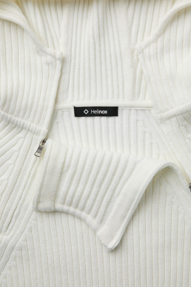 찬 바람에도 끄떡없는 울 혼방 후드 니트입니다. 부드러운 촉감의 울(37%) 혼방 소재로 제작되어 보온성이 뛰어나 겨울철에도 따뜻하게 착용할 수 있습니다. 벤틸레이션 넥 지퍼와 사이드 벤틸레이션 지퍼 디테일로 활동성을 높였으며, 캐주얼, 스포티, 미니멀 스타일을 모두 소화 가능합니다. 일상생활은 물론 캠핑룩으로도 활용하기 좋은 실용적인 아이템입니다. 레귤러핏과 무지 디자인의 화이트 컬러로 어디에나 매치하기 용이합니다.
