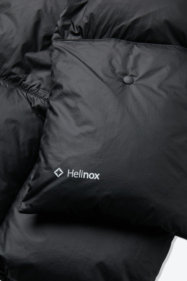 유러피안 구스다운 80:20 충전재와 700 필파워를 자랑하는 블랭킷 구스 다운 머플러입니다. 뛰어난 보온성을 제공하며, 겨울철 일상, 아웃도어, 캠핑 활동에 적합합니다. 가볍고 압축 가능한 패커블 기능으로 휴대성을 높였으며, 스냅 버튼으로 간편하게 여밀 수 있습니다. RDS 인증을 받은 안심하고 사용할 수 있는 제품으로, 블랭킷과 숄 형태로 변형 가능하여 다양한 스타일을 연출할 수 있습니다. 블랙 색상의 무지 디자인으로 미니멀, 클래식, 고프코어 스타일을 즐기는 분들께 추천합니다.
