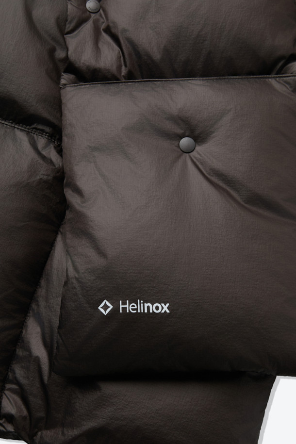 블랭킷 구스 다운 머플러는 겨울철 따뜻함과 스타일을 책임지는 필수 아이템입니다. 유러피안 구스다운 80:20 충전재와 700 필파워로 뛰어난 보온성을 제공하며, RDS 인증을 받아 윤리적인 소비를 지향합니다. 가볍고 압축 가능한 디자인으로 휴대가 간편하며, 손바닥 크기로도 압축되어 아웃도어 활동이나 캠핑 시에도 유용합니다. 블랙 컬러의 무지 디자인에 스냅 여밈 방식으로 깔끔함을 더했으며, 블랭킷 또는 숄 형태로 변형하여 다양한 스타일을 연출할 수 있습니다. 리사이클 나일론 원단을 사용하여 환경까지 생각한, 미니멀, 캐주얼, 고프코어 스타일을 즐기는 당신에게 완벽한 머플러입니다.
