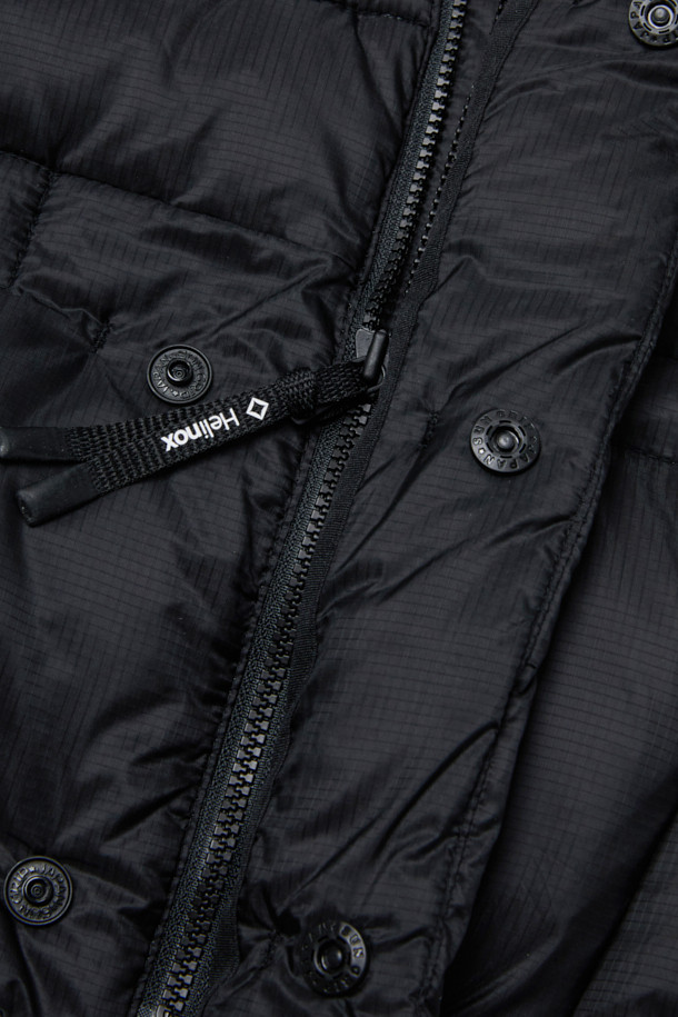 유러피안 8020 구스다운 충전재와 10데니어 발수 나일론 소재를 사용하여 보온성과 경량성을 동시에 잡은 구스다운 넥 워머입니다. 700 필파워 구스다운과 RDS 인증을 통해 품질을 보장하며, 넥 스트링 구조와 2WAY 지퍼로 편리함을 더했습니다. 캠핑룩, 여행룩, 미니멀, 클래식, 고프코어 스타일을 즐기는 분들께 겨울철 필수 아이템입니다. 무지 디자인에 블랙 컬러로 어떤 의상에도 잘 어울리며, 두꺼운 두께감으로 뛰어난 보온성을 제공합니다.
