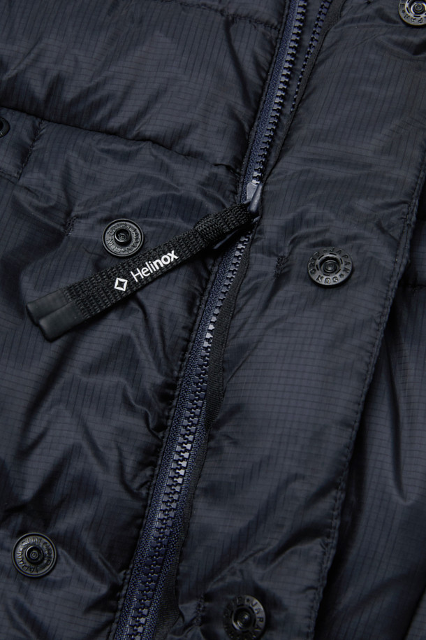 겨울철 추위로부터 당신을 지켜줄 구스다운 넥 워머입니다. 블랙 색상의 무지 디자인으로, 캠핑, 아웃도어 활동은 물론 일상에서도 폭넓게 활용할 수 있습니다. 유러피안 구스다운 80/20, 700 필파워, RDS 인증으로 뛰어난 보온성을 제공하며, 가볍고 방수 기능까지 갖춰 쾌적함을 유지해줍니다. 넥스트링 조절이 가능하며, 2WAY 지퍼를 사용하여 편리하게 착용할 수 있습니다. 미니멀, 클래식, 캐주얼한 캠핑룩에 완벽하게 어울립니다.
