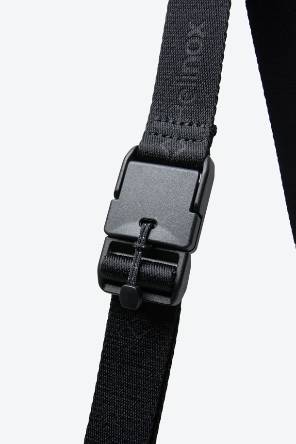 세련된 남성 듀얼 크로스백입니다. 블랙 컬러의 방수 나일론 소재로 제작되어 튼튼하고 실용적입니다. 반원 형태의 미디엄 사이즈 가방으로, 리버서블 구조와 양면 수납공간을 갖춰 실용성을 높였습니다. 이클립스 심볼 패턴과 조절 가능한 스트랩 디자인이 특징이며, 크로스백과 토트백으로 변형이 가능하여 출근룩, 여행룩, 비즈니스 캐주얼 등 다양한 TPO에 활용할 수 있습니다. 미니멀, 캐주얼, 시크한 스타일을 즐기는 남성에게 적합합니다.
