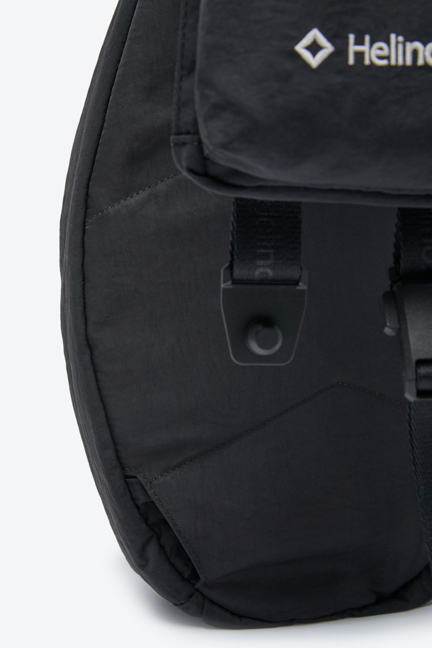헬리녹스 듀얼 슬링백은 미니멀하고 테크니컬한 스타일을 추구하는 남성 고객을 위한 가방입니다. 블랙 컬러의 나일론 소재로 제작되었으며, 미디엄 사이즈의 원형 디자인에 로고 패턴과 버클 디테일이 특징입니다. 모듈형 구조와 전후면 분리 수납, 좌우 양방향 시스템을 통해 실용성을 높였으며, 버클형 및 지퍼형 잠금 방식으로 소지품의 안전을 더했습니다. 일상 및 아웃도어 활동 모두에 적합하며, 양방향 착용 및 허리 고정 벨트가 있어 편리하게 사용할 수 있습니다.
