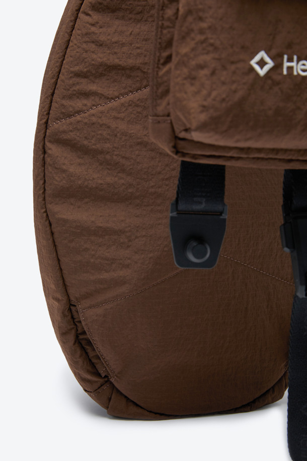 헬리녹스 듀얼 슬링백은 미니멀하고 테크니컬한 스타일을 추구하는 남성을 위한 브라운 컬러의 슬링백입니다. 나일론 소재로 제작되어 미디엄 사이즈로, 로고 패턴과 버클 디자인 장식이 특징입니다. 전후면 분리 수납, 좌우 양방향 시스템, 허리 고정 벨트, 그리고 모듈형 디자인을 통해 기능성을 극대화했습니다. 지퍼형 및 버클형 잠금 방식으로 내용물을 안전하게 보호하며, 일상 및 아웃도어 활동, 특히 여행룩에 적합합니다. 양방향 착용이 가능하며, 전면과 후면에 독립적인 수납공간을 제공하여 실용성을 더했습니다.
