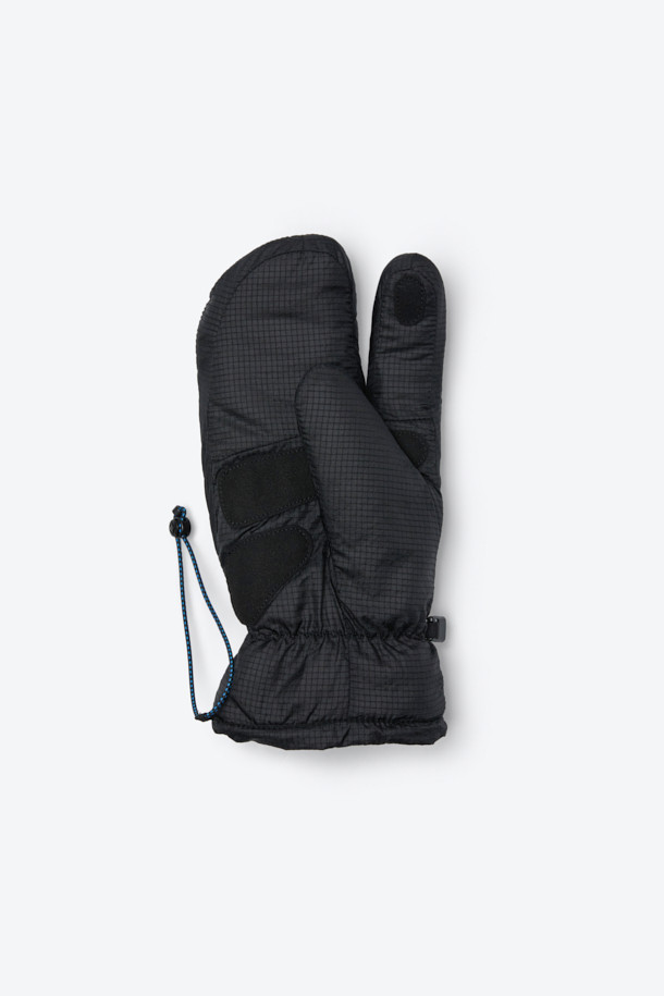 혹한의 추위에도 끄떡없는 듀얼 모듈 방한 장갑입니다. 폴라텍과 프리마로프트 소재를 사용하여 뛰어난 보온성과 방풍, 방수 기능을 제공하며, 겉장갑과 안장갑 분리 가능한 모듈러 구조로 활용성을 높였습니다. 손목 스트링과 클립 링크가 있어 착용감이 뛰어나며, 스마트폰 터치까지 가능해 편리합니다. 아웃도어 활동이나 스노우 스포츠는 물론, 고프코어, 미니멀, 캐주얼 스타일에도 잘 어울립니다. 겨울철, 따뜻함과 스타일을 동시에 잡으세요.
