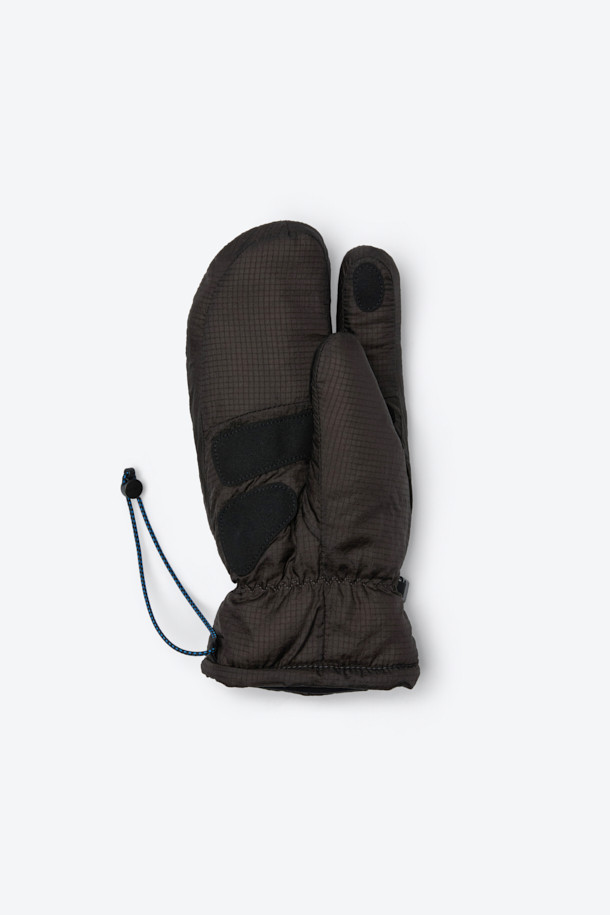 혹한의 추위에도 끄떡없는 듀얼 모듈 방한 장갑입니다. 폴라텍과 프리마로프트 소재를 사용하여 뛰어난 보온성과 방풍, 통기성, 신축성을 제공하며, 두꺼운 두께감으로 강력한 방한 능력을 자랑합니다. 겉장갑과 안장갑이 분리되는 모듈러 구조로, 다양한 아웃도어 활동과 등산, 캠핑 시의 기후 변화에 유연하게 대처할 수 있습니다. 손목 스트링과 분실 방지 클립, 스마트폰 터치 기능까지 갖춰 실용성을 더했으며, 블랙 색상의 무지 디자인으로 고프코어 및 미니멀, 캐주얼 스타일 모두 소화 가능합니다.

