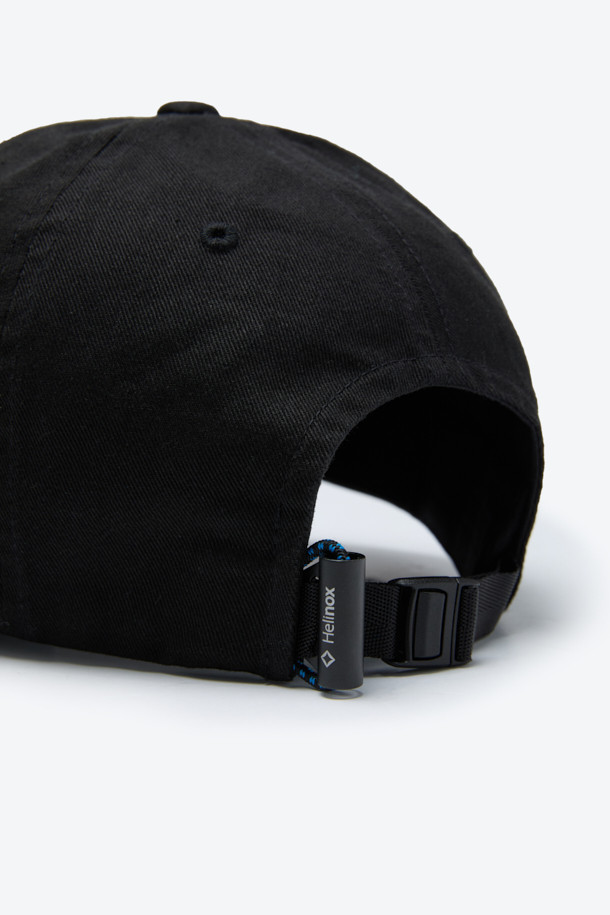 **면 트윌 6패널 로고 볼캡**은 캠핑룩과 일상룩에 모두 잘 어울리는 모자입니다. 부드러운 촉감의 고밀도 면 트윌 소재로 제작되어 사계절 내내 착용하기 좋습니다. 미니멀하고 베이직한 스타일로 다양한 코디에 활용하기 좋으며, 앞면의 로고 자수와 알루미늄 웨빙 스토퍼 디테일이 특징입니다. 모자 깊이는 16.5cm이며, 사이즈 조절이 가능하여 편안하게 착용할 수 있습니다. 캐주얼, 클래식 스타일을 즐겨 입는 분들께 추천합니다.
