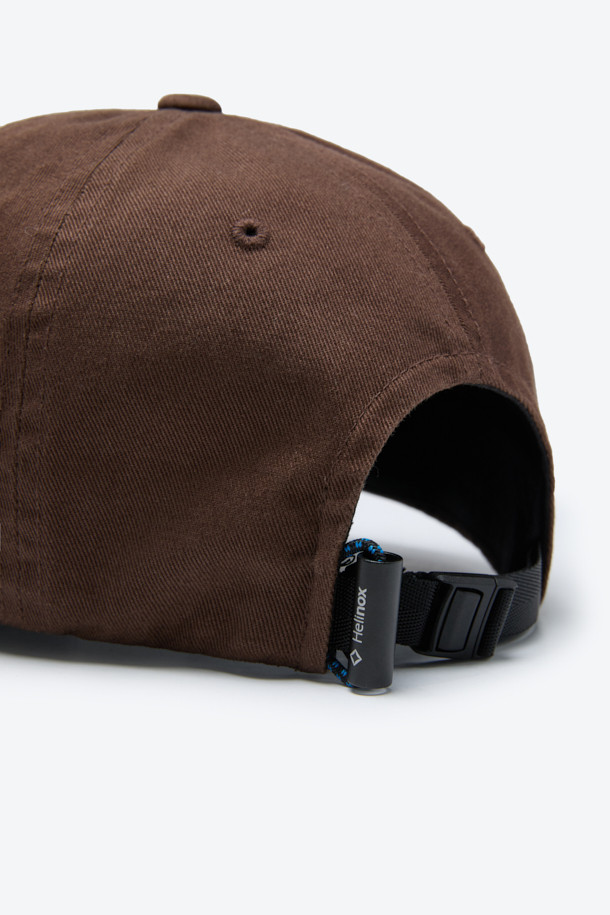 부드러운 면 소재의 면 트윌 6패널 로고 볼캡입니다. 미니멀하고 베이직한 디자인으로 일상 및 캠핑룩에 활용하기 좋습니다. 6패널 구조와 고밀도 면 트윌 소재로 제작되어 편안한 착용감을 선사합니다. 브라운 컬러에 로고 자수 디테일이 돋보이며, 알루미늄 웨빙 스토퍼를 사용하여 사이즈 조절이 용이합니다. 사계절 내내 착용 가능한 캐주얼 스타일의 볼캡입니다.
