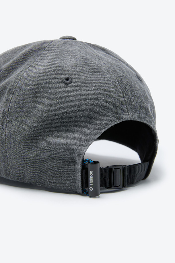 부드러운 면 트윌 소재로 제작된 6패널 구조의 로고 볼캡입니다. 톤온톤 로고 자수와 알루미늄 웨빙 스토퍼 디테일이 돋보입니다. 일상, 캠핑 등 다양한 상황에 활용하기 좋으며, 사계절 내내 착용 가능합니다. 그레이 컬러로 어떤 스타일에도 잘 어울리며, 사이즈 조절이 가능하여 편안한 착용감을 제공합니다. 캐주얼, 미니멀, 클래식 스타일을 즐겨 입는 분들께 추천합니다.
