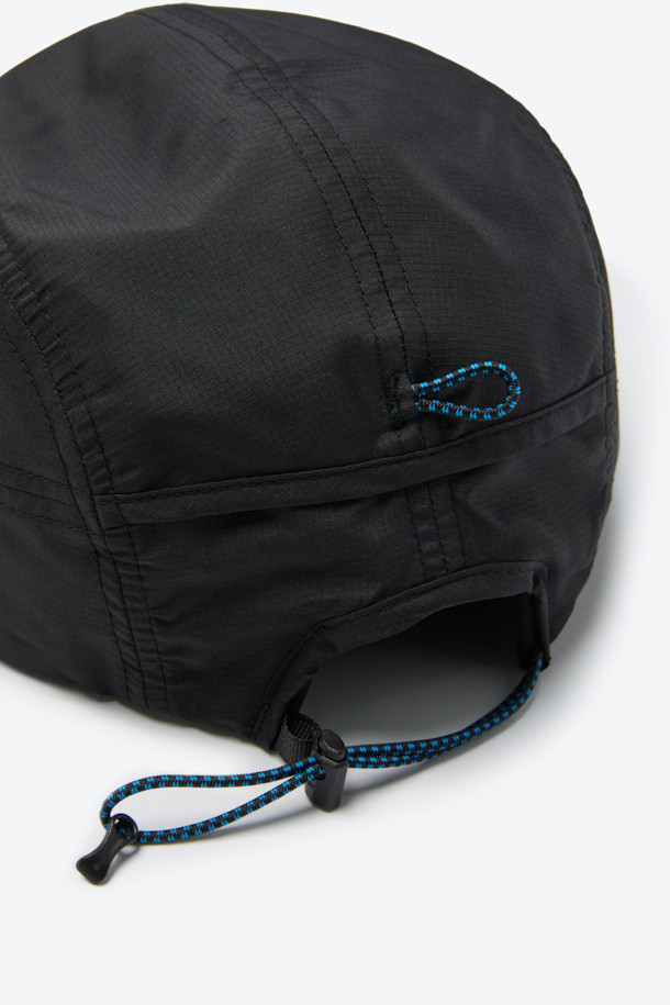 블랙 색상의 6패널 라이트 캠프캡입니다. 아웃도어 활동과 일상에서 모두 활용 가능하며, 봄, 여름, 가을 계절에 적합합니다. 통기성이 뛰어나고 경량 폴리에스테르 소재로 제작되어 쾌적한 착용감을 선사합니다. 6패널 구조, 소프트 챙 설계, 메쉬 안감, 후면 벤틸레이션, 조절 가능한 스트링, 스토퍼, 고리 디테일로 기능성과 디자인을 모두 갖췄습니다. 여행룩, 캠핑룩, 등산룩 등 다양한 TPO에 캐주얼, 고프코어, 스포티 스타일을 더해줍니다.
