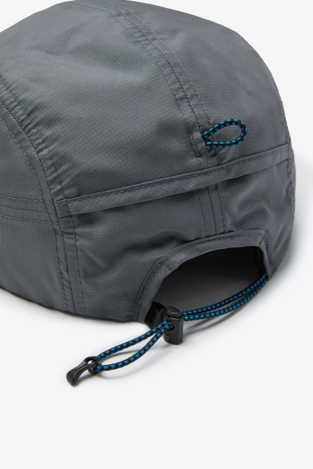 6패널 라이트 캠프캡은 가볍고 통기성이 뛰어난 폴리에스테르 소재로 제작되어 봄, 여름, 가을 계절에 착용하기 좋습니다. 일반적인 모자 깊이와 챙 넓이로 제작되었으며, 부드러운 촉감을 제공합니다. 그레이 컬러에 로고 패턴이 적용되었으며, 얇은 두께로 제작되어 편안한 착용감을 선사합니다. 벤틸레이션, 메쉬 안감, 스트링, 스토퍼, 걸이고리 등의 디자인 장식과 통기성, 경량, 사이즈 조절 기능이 더해져 아웃도어 활동이나 일상생활에서 활용하기 좋습니다. 여행룩, 등산룩, 캠핑룩을 포함한 다양한 TPO에 캐주얼, 고프코어, 미니멀 스타일로 연출할 수 있습니다.
