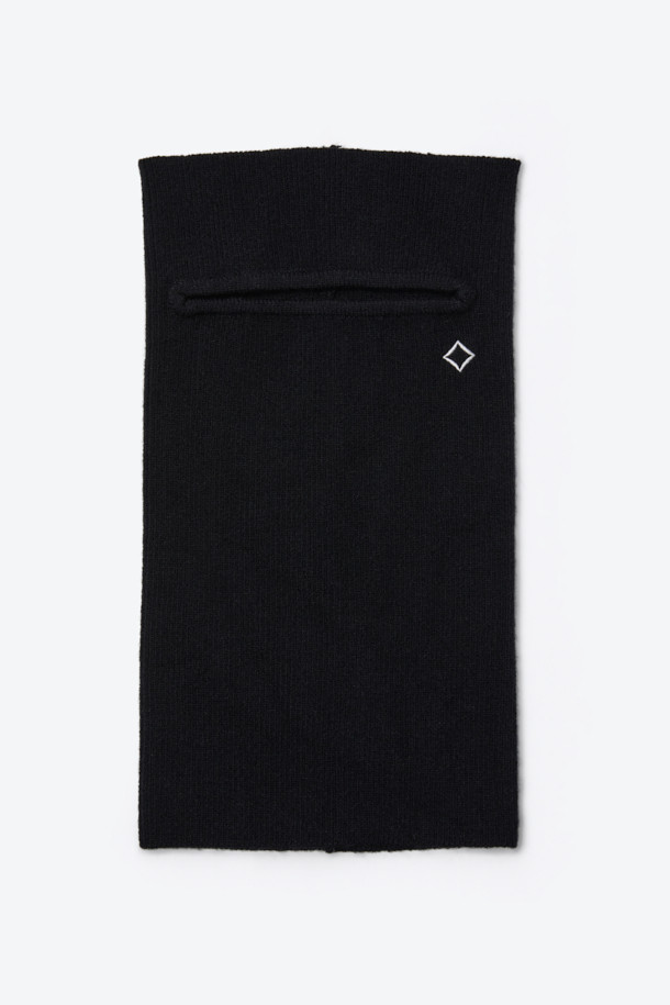 블랙 컬러의 디테처블 바라클라바 비니입니다. 아웃도어 및 방한 용도로 제작되었으며, 겨울철 따뜻함을 선사합니다. 아크릴, 폴리에스터, 울 혼방 소재로 부드러운 촉감을 자랑하며, 두꺼운 두께감으로 보온성을 높였습니다. 3-WAY 연출이 가능하여 바라클라바, 비니, 넥워머로 변형하여 활용할 수 있으며, 넥 후면 지퍼 분리 구조로 편리함을 더했습니다. 등산룩, 캠핑룩, 캐주얼, 고프코어, 미니멀 스타일 모두에 잘 어울립니다.
