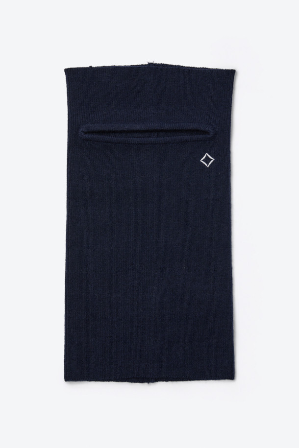 네이비 컬러의 디테처블 바라클라바 비니는 겨울철 아웃도어 활동과 방한을 위한 필수템입니다. 아크릴, 폴리에스터, 울 소재 혼방으로 제작되어 부드러운 촉감과 뛰어난 보온성을 제공합니다. 지퍼 분리형 구조로 바라클라바, 비니, 넥워머 3-WAY 연출이 가능하여 다양한 스타일을 연출할 수 있습니다. 두꺼운 두께감으로 추운 날씨에도 따뜻하게 착용할 수 있으며, 캐주얼, 고프코어, 미니멀 룩에 모두 잘 어울립니다. 겨울 데일리룩, 등산룩, 캠핑룩과 함께 스타일리시하게 연출해보세요.
