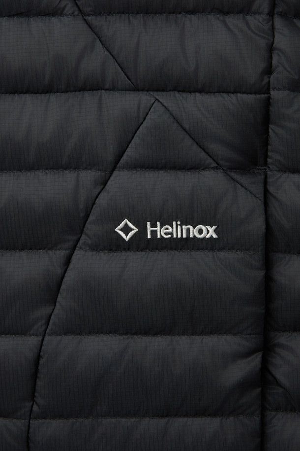 가을, 겨울 시즌 활용도가 높은 디테처블 미드레이어 경량 다운 재킷입니다. 블랙 색상의 무지 디자인으로 미니멀하고 스포티한 스타일을 연출하며, 일상 및 아웃도어 활동에 적합합니다. 가볍고 부드러운 나일론 소재와 얇은 두께감으로 편안한 착용감을 선사합니다. 소매 탈부착이 가능하며, 800 필파워 구스다운, 발수 가공, RDS 인증, 포터블백 수납 기능으로 휴대성과 보온성을 높였습니다. 여행룩, 출근룩 등 다양한 TPO에 미니멀, 스포티, 클래식 스타일로 매치하여 활용해보세요.
