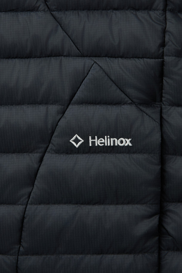 가볍고 따뜻한 탈부착 미드레이어 경량 다운 재킷입니다. 800 필파워 구스다운 충전재와 발수가공 처리를 하여 가을, 겨울철에도 쾌적하게 착용 가능합니다. RDS 인증을 받은 윤리적인 다운을 사용했으며, 포터블 백에 넣어 간편하게 휴대할 수 있습니다. 미니멀하고 스포티한 디자인으로 일상, 아웃도어, 여행 등 다양한 TPO에 활용 가능합니다. 블랙 컬러의 무지 스타일로 어떤 스타일에도 쉽게 매치할 수 있는 활용도 높은 아이템입니다.
