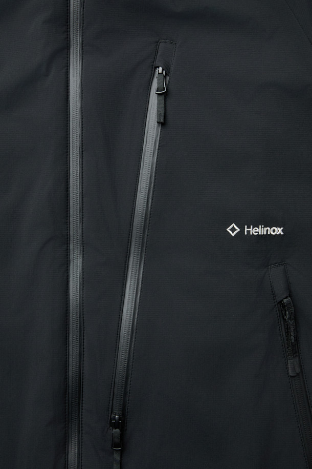 논퀼팅 헤비 다운자켓은 겨울철 일상 및 아웃도어 활동에 적합한 남녀 공용 다운자켓입니다. 미니멀한 스타일의 무지 디자인으로, 800 필파워 구스다운과 20데니어 2레이어 나일론 원단을 사용하여 두꺼운 두께감으로 뛰어난 보온성을 제공합니다. 논퀼팅 디자인과 발수, 방풍 기능을 갖춰 추운 날씨에도 쾌적하게 착용 가능하며, RDS 인증을 받아 윤리적인 소비를 지향합니다. 레귤러핏으로 편안한 착용감을 선사하며, 겨울 데일리룩, 여행룩에 미니멀, 클래식, 캐주얼 스타일을 더해줍니다.
