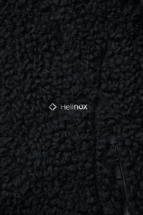 미니멀한 디자인과 뛰어난 보온성을 자랑하는 울 플리스 재킷입니다. 부드러운 촉감의 울 플리스 소재로 제작되어 가을, 겨울철 일상 및 아웃도어 활동에 적합합니다. 하이넥 디자인과 2WAY 지퍼 여밈으로 실용성을 더했으며, 이클립스 로고 모티브와 우븐 하단 디테일이 세련된 포인트를 더합니다. 레귤러핏으로 제작되어 편안한 착용감을 선사하며, 셋업 스타일링도 가능하여 출근룩과 캠핑룩 등 다양한 TPO에 활용할 수 있습니다. 땀 냄새 억제, 습도 조절 기능으로 쾌적한 착용감을 유지합니다.
